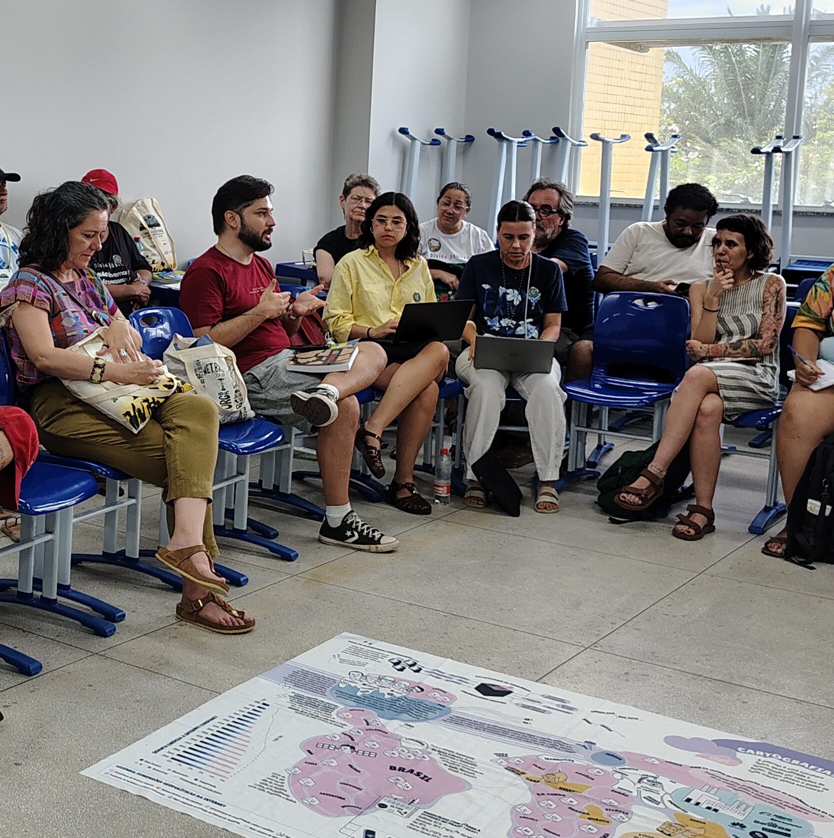 André Lucas Fernandes participating in a community consultation and territorial mapping exercise.